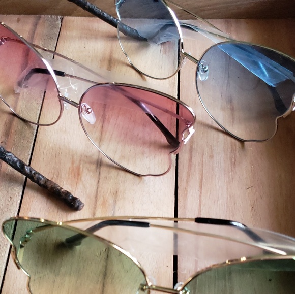 Oversized Butterfly Metal Frame Sunglasses - Picture 4 of 5